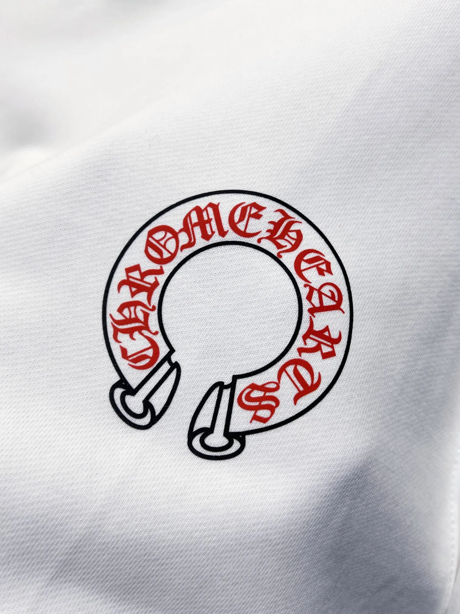 （ In Stock， ） Cemetery Cross（ ） ， ， Classic Horseshoe + Chrome Hearts ， Red Cemetery Cross Horseshoe Embroidered Hoodie（Red ）。 ：Black White Sizes：S-3XL